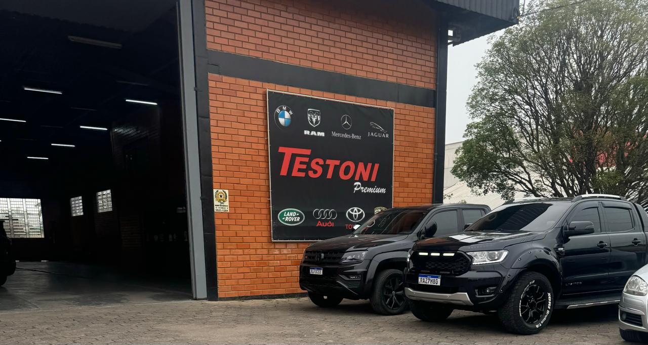 Entrada Testoni Premium com caminhonetes e placa da empresa