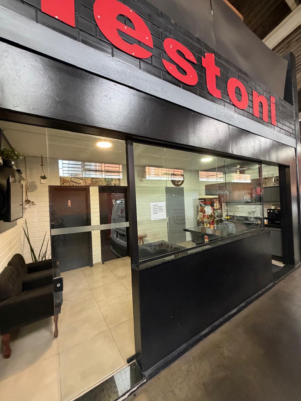 Recepção da Testoni com balcão e área de espera